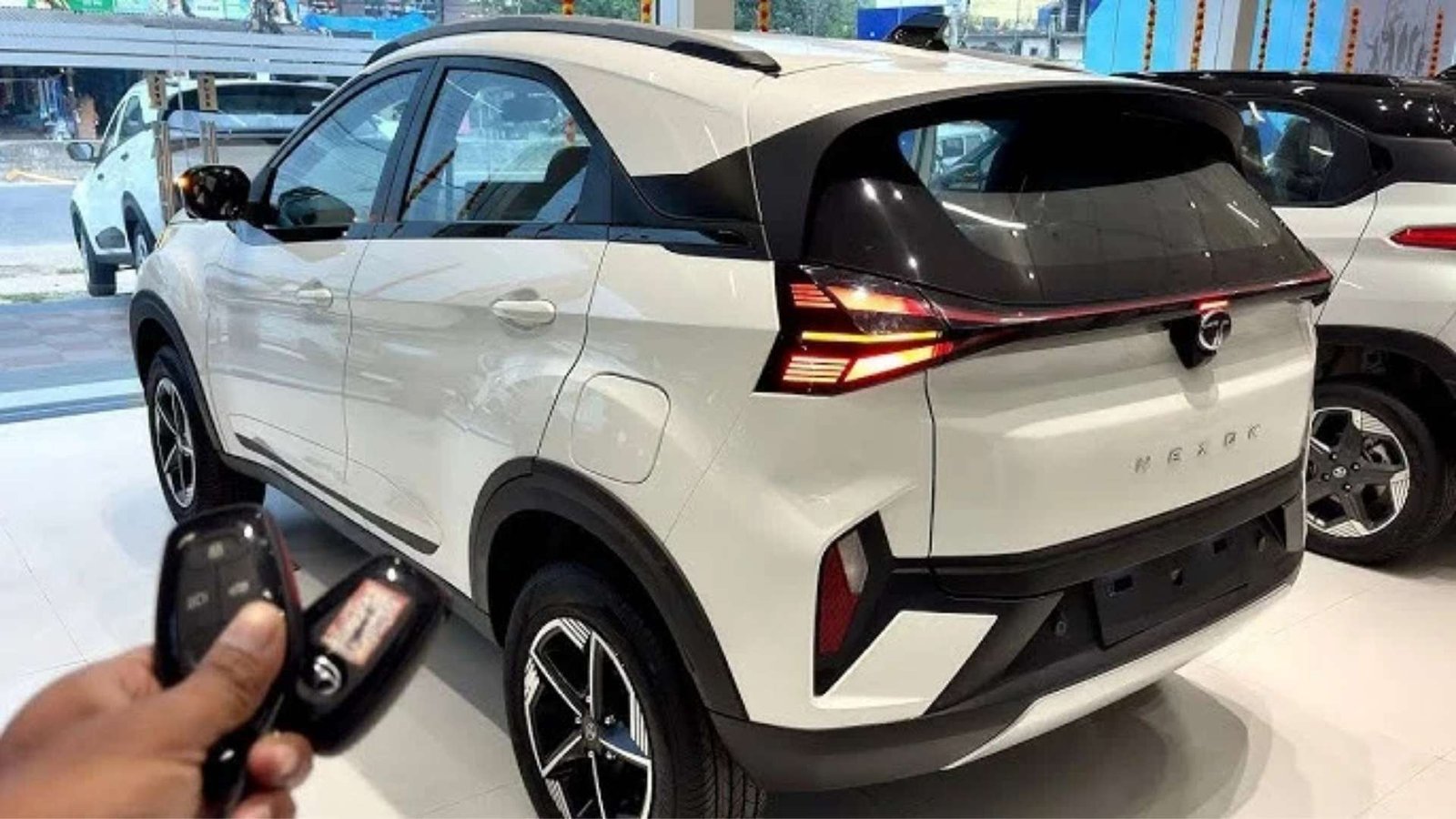 Tata Nexon 2025 Launch: 37 KMPL Mileage, Premium Comfort & ₹9,500 EMI Offer